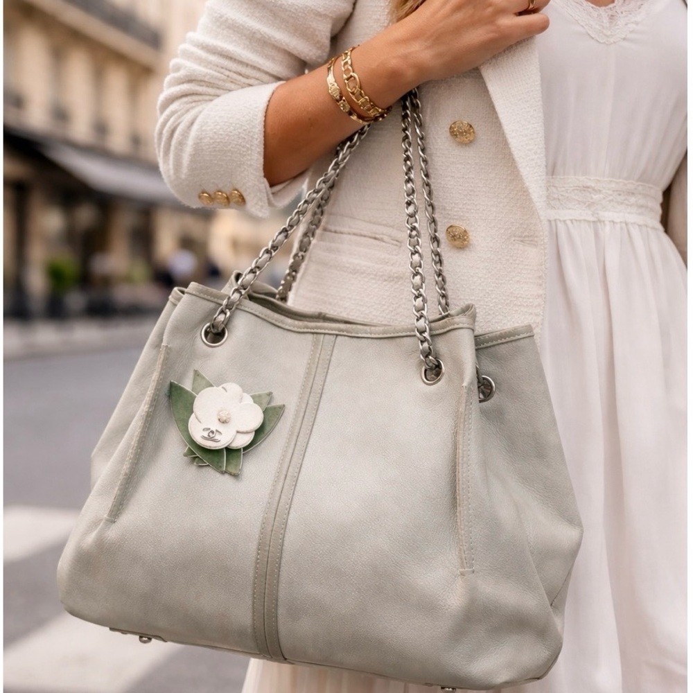 CHANEL Nubuck Camelia Gray Vintage Shoulder Bag with Elegant Chains - Picture 3 of 17